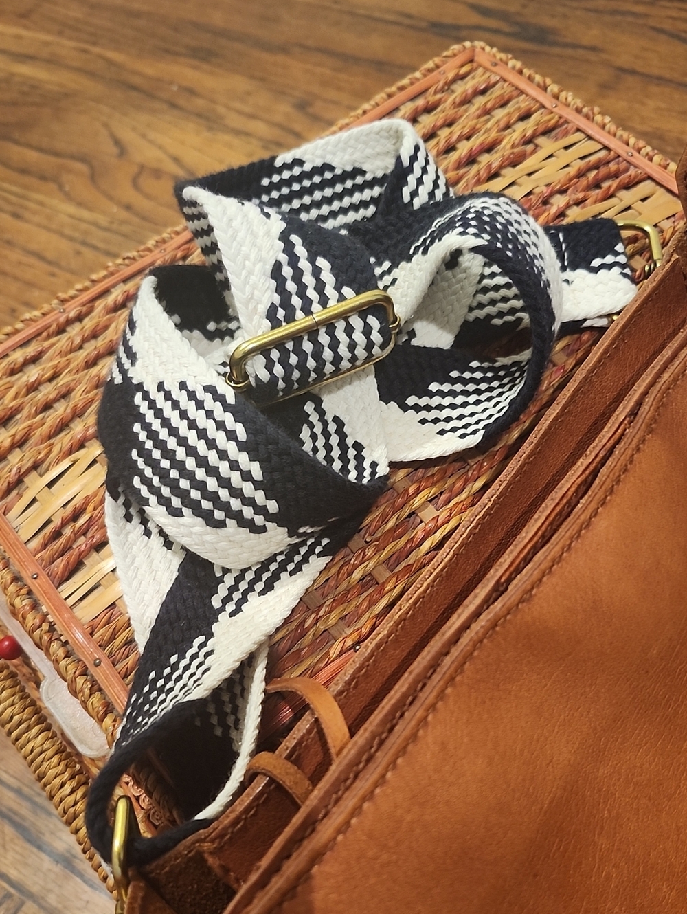Madewell The Transport Saddlebag: Wave Strap Edition – English Saddle Leather - Picture 7 of 11